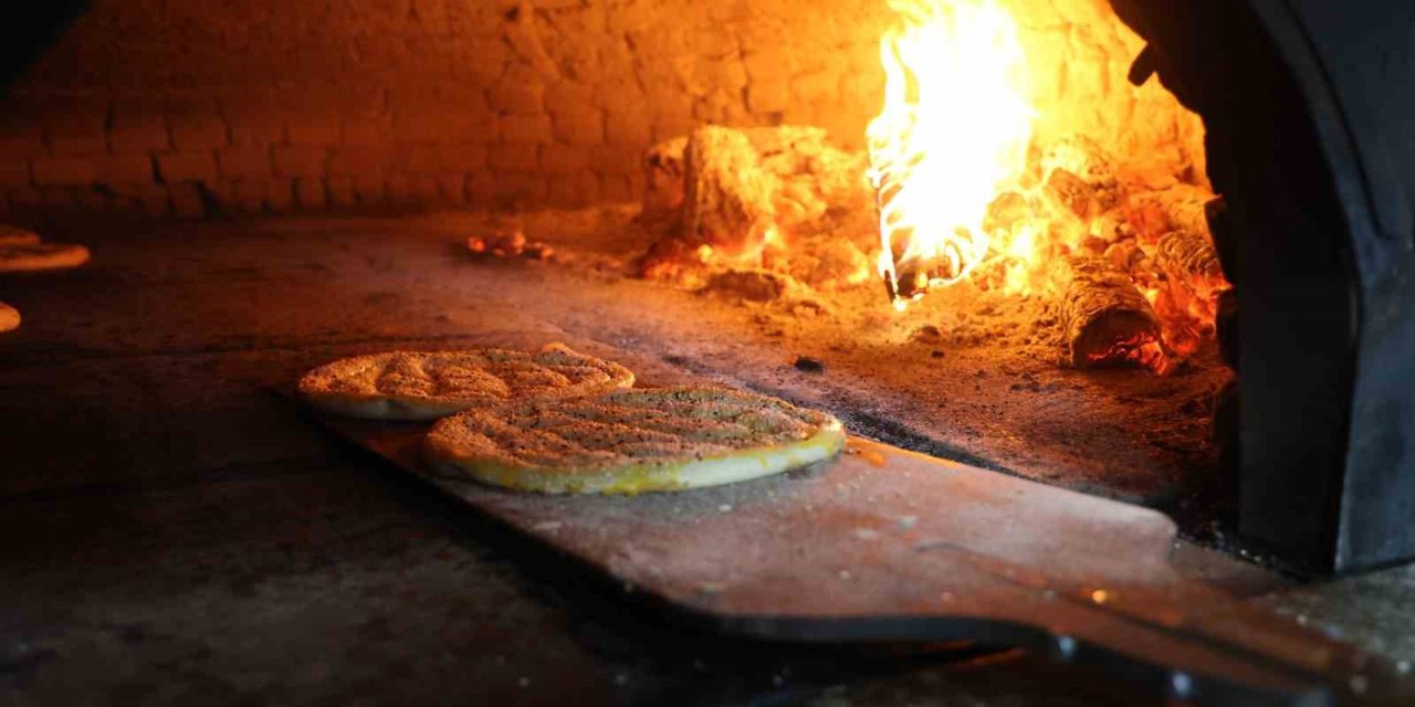Sıcaklar bunalanlar kapalı alanlara kaçarken onlar serinlemek için dışarı çıkıyor