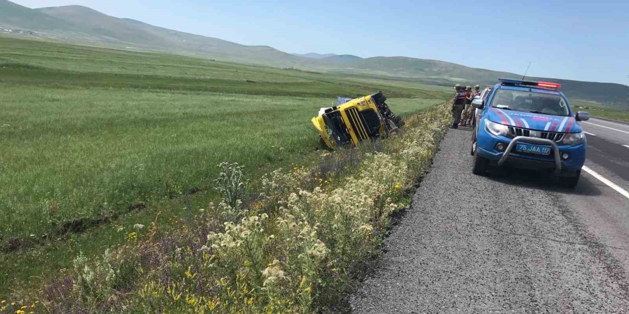 Ardahan’da tır şarampole devrildi: 1 yaralı
