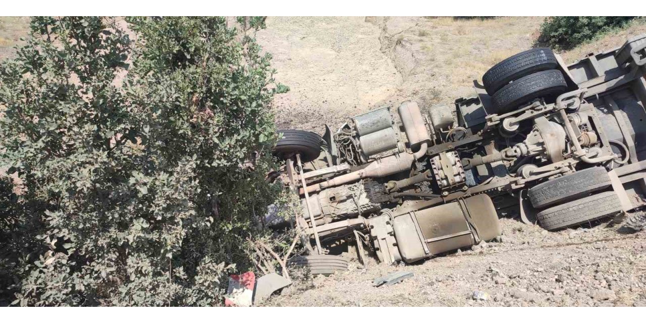 Elazığ’da tır devrildi: 1 yaralı