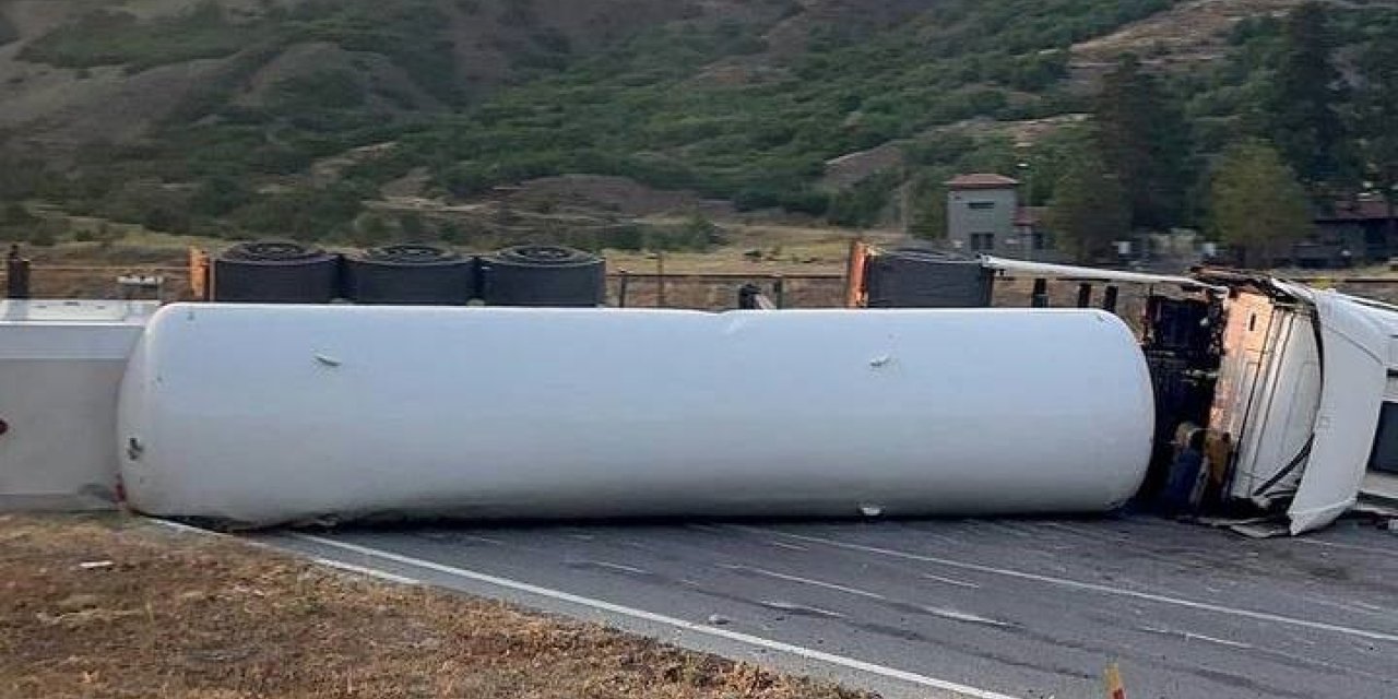 Erzincan’da devrilen kimyasal gaz yüklü tır ulaşımı 3 saat aksattı