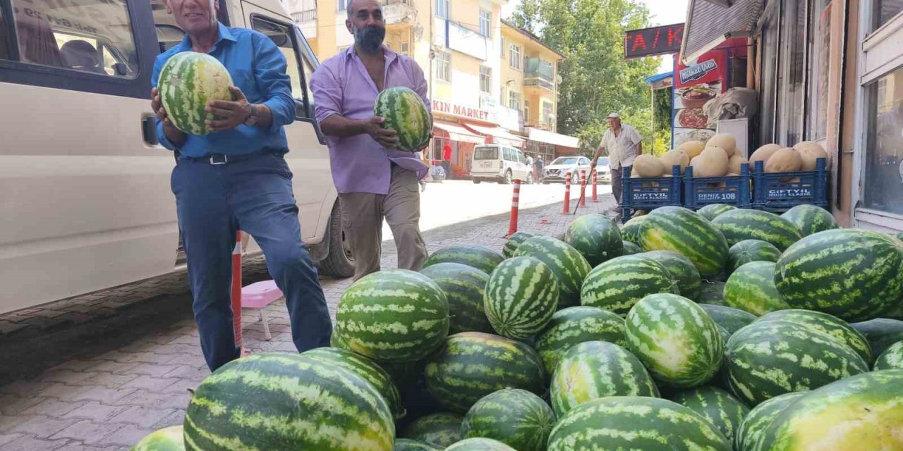 Çemişgezek’te ‘Hıdıroz’ karpuzu tezgahlardaki yerini aldı
