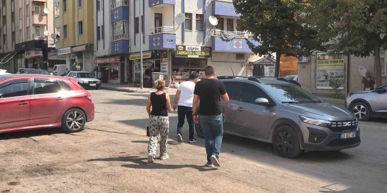 Balkona çıkıp atlamak istedi, polis ekiplerince ikna edildi