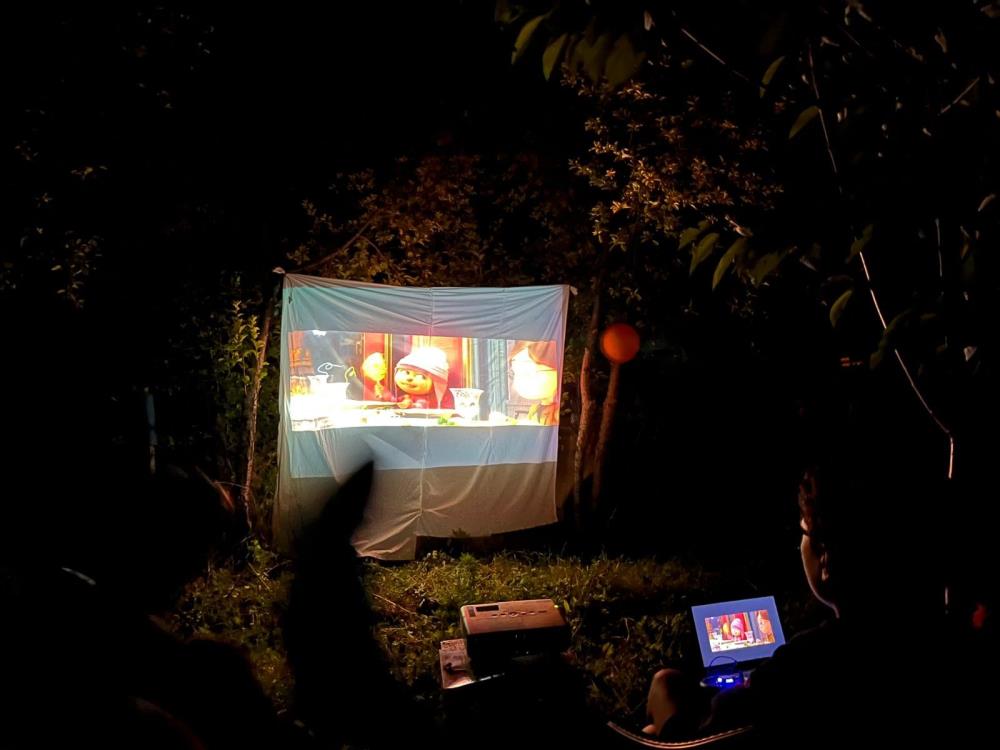 Kars’ta öğretmenden sıcak yaz akşamında çocuklara sinema keyfi