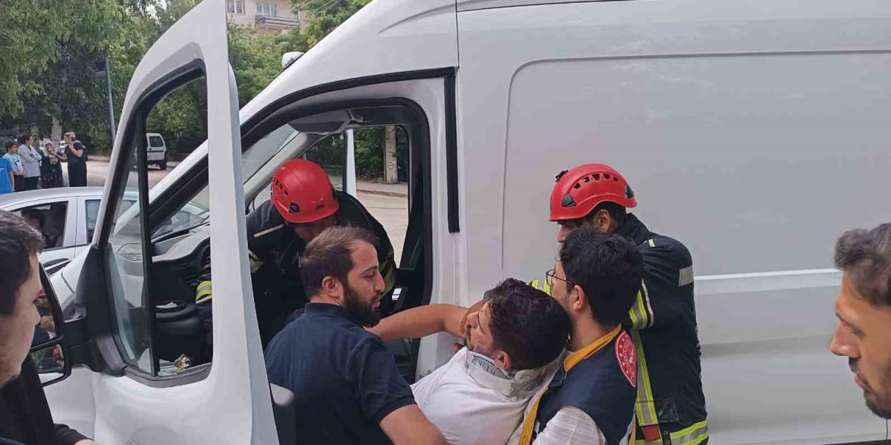 Araçta fenalaşan vatandaş kurtarıldı