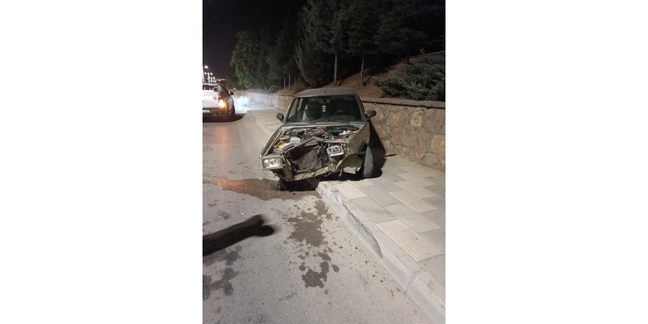 Elazığ’da otomobil duvara çarptı: 1 yaralı