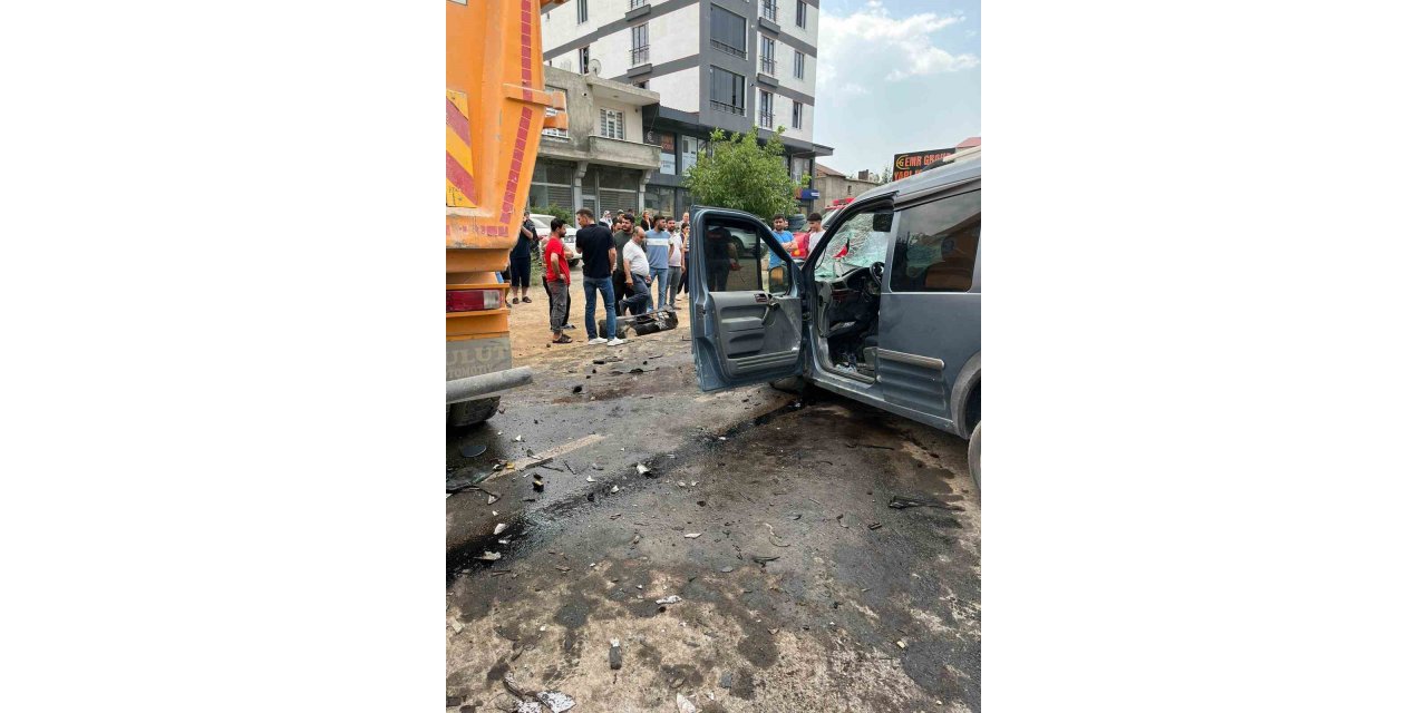 Tatvan’da tır ile kamyonet çarpıştı: 2 yaralı
