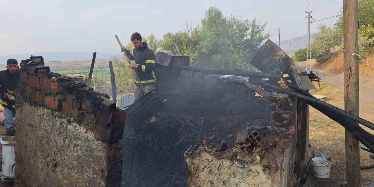 Bingöl’de odunluk yangını, eve sıçramadan söndürüldü