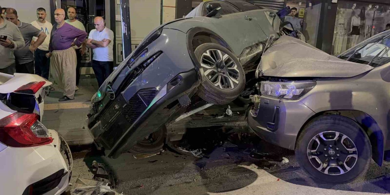 Tatvan’da 3 araçlı zincirleme trafik kazası