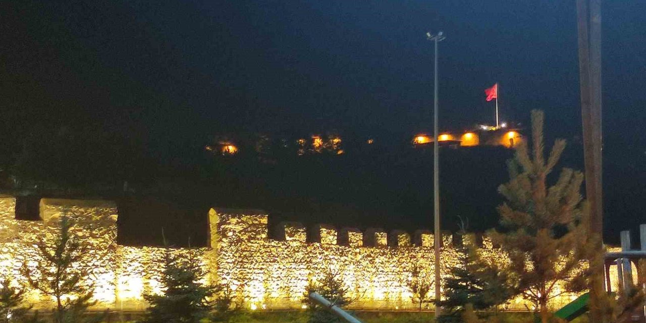 Tarihi Ardahan Kalesi ışıklandırıldı