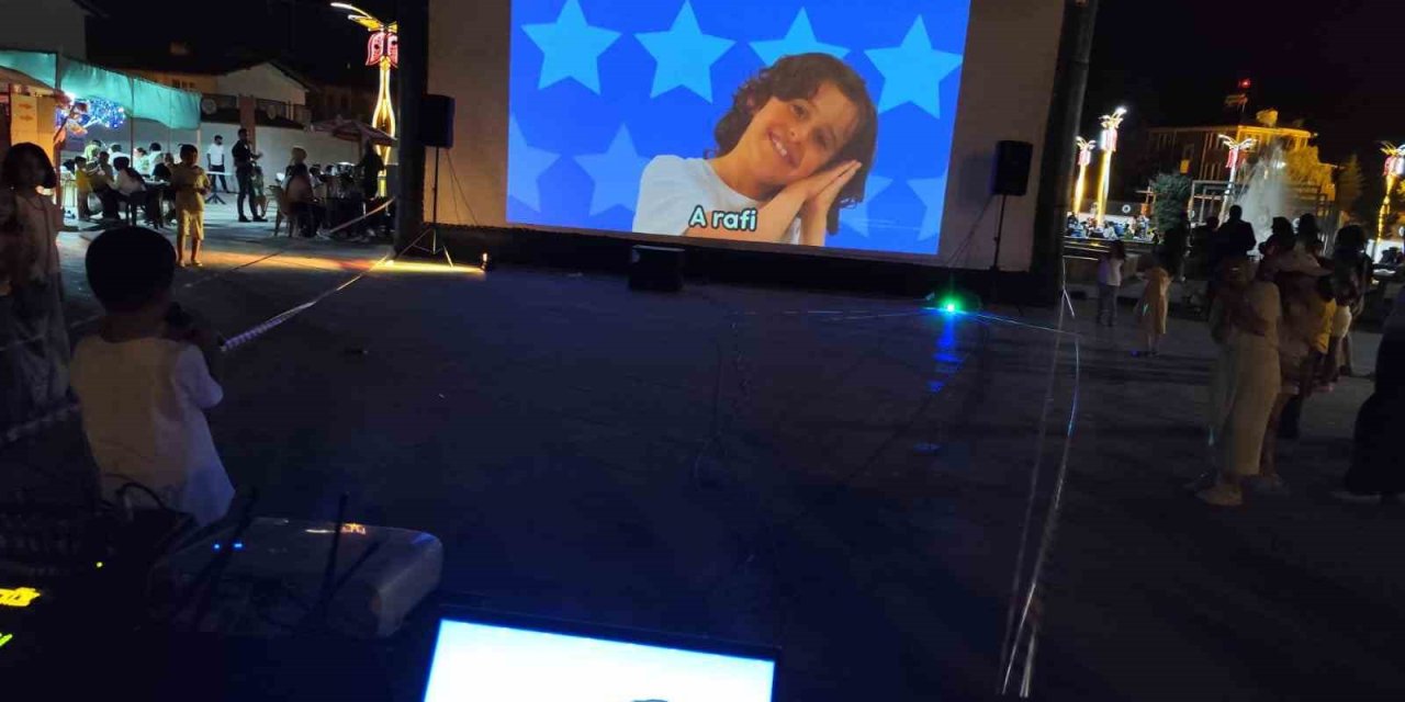 Hakkarili çocuklar karaoke sahnesinde hünerlerini sergiledi