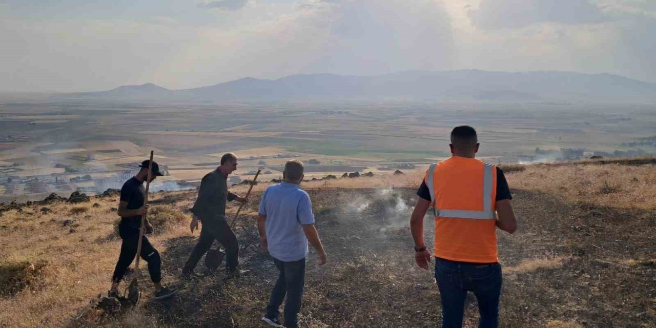 Patnos’ta dağlık alanda çıkan ot yangını kontrol altına alındı