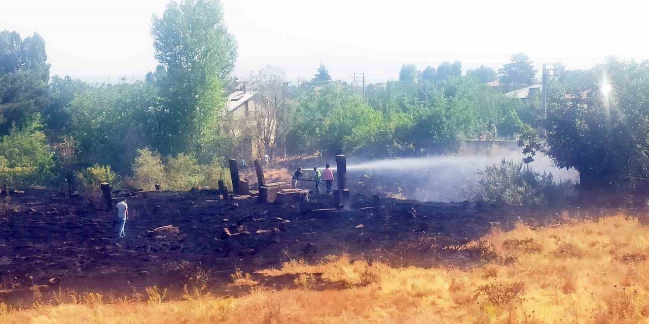 Tarihi mezarlıktaki yangın korkuttu