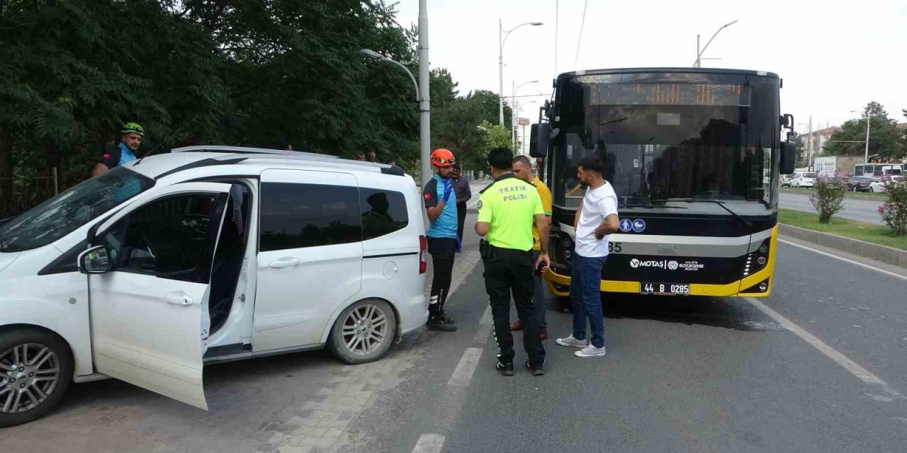 Malatya’da halk otobüsü ile hafif ticari araç çarpıştı