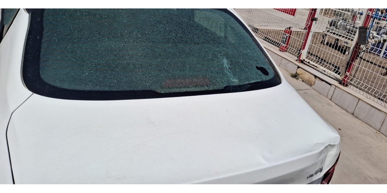 Rüzgarın uçurduğu sac otomobilin camını kırdı