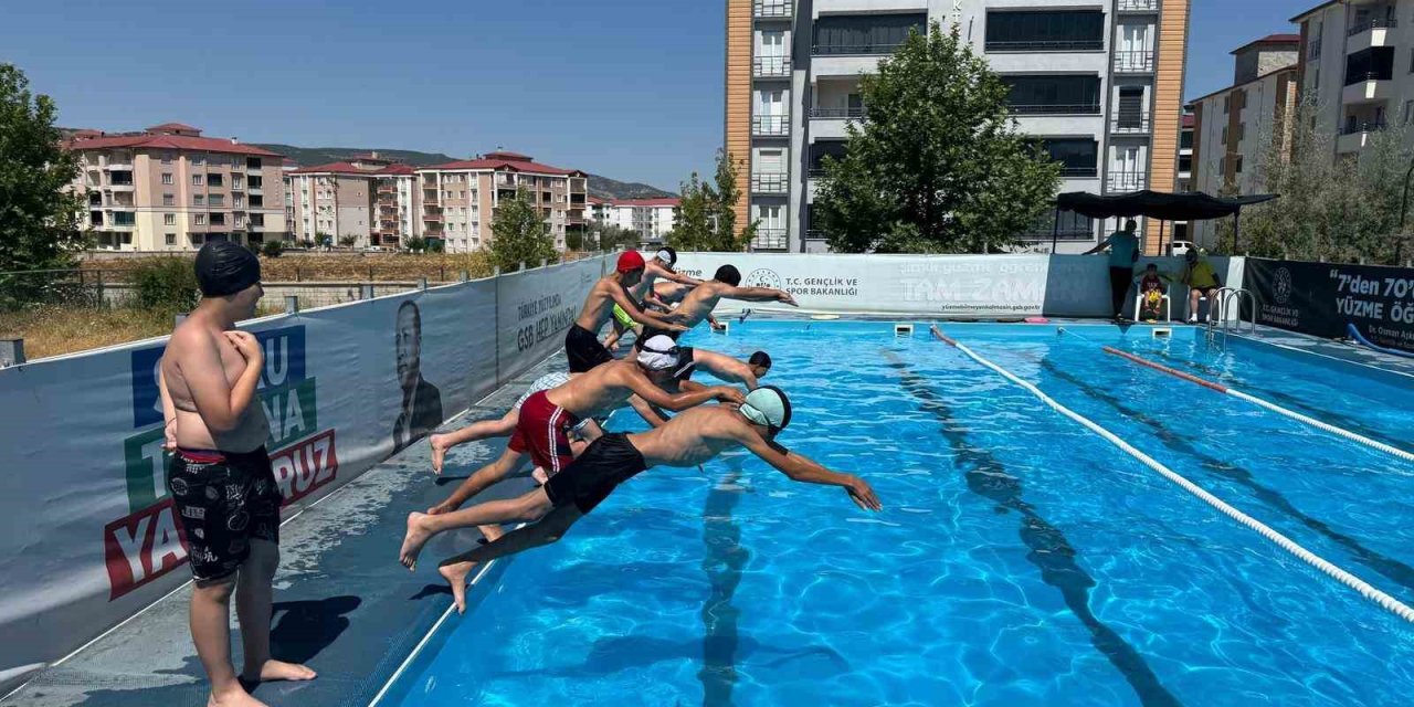 Elazığ’da çocuklar hem öğreniyor hem eğleniyor