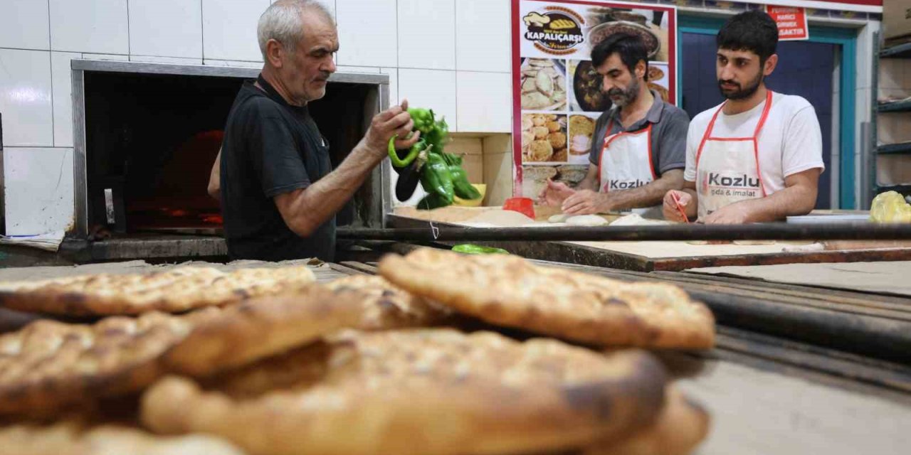 Fırıncıların sıcak havada zorlu ’ekmek’ mesaisi