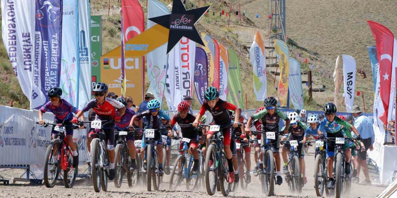 Palandöken’in zirvesinde pedal çevirdiler