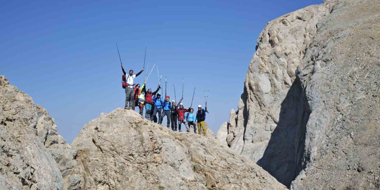 Ankara Kutup Yıldızı Kulübü üyeleri Reşko zirvesine tırmandı