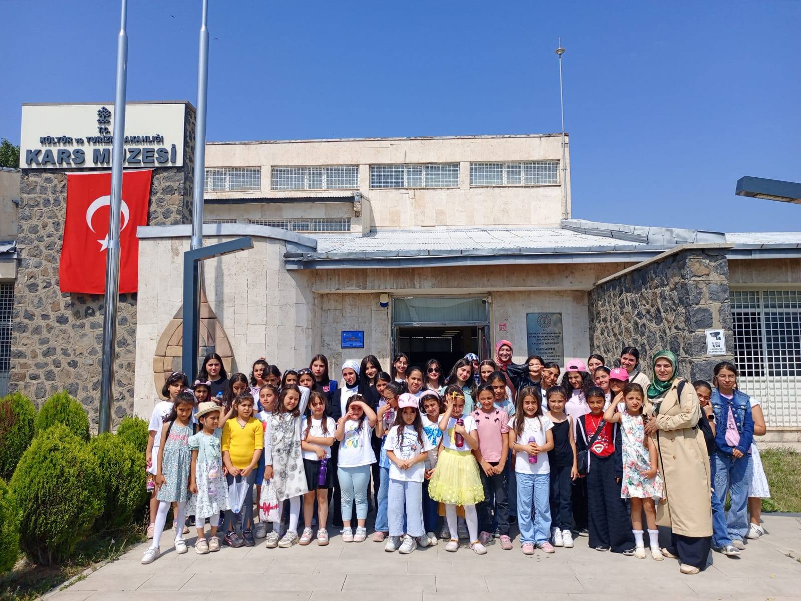 Kur’an Kursu öğrencileriyle Kars'taki müzeleri gezdi