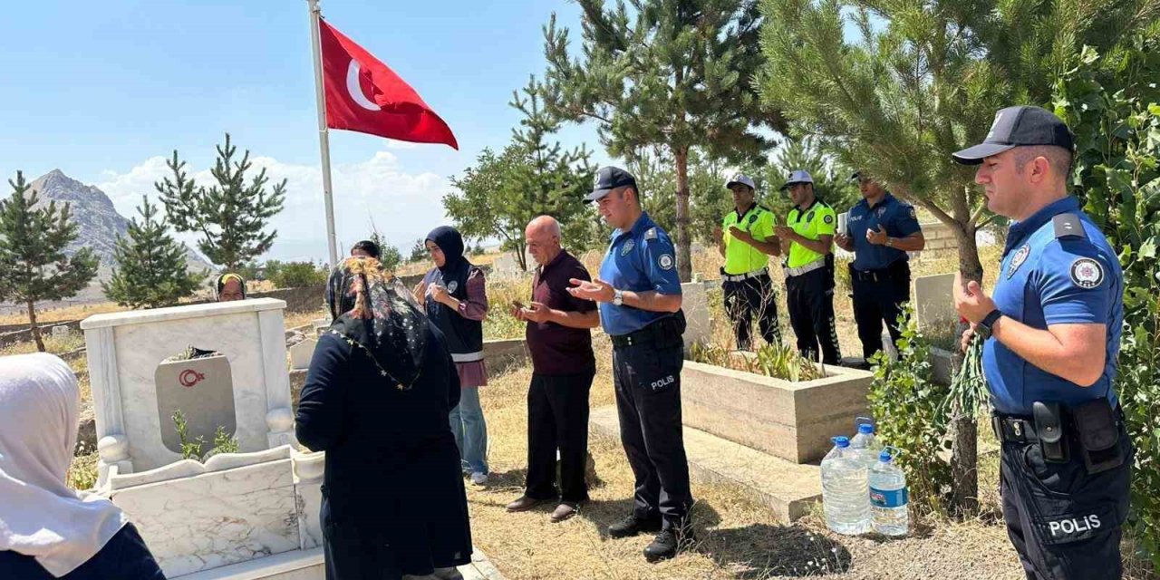 Şehit polis memuru kabri başında yad edildi