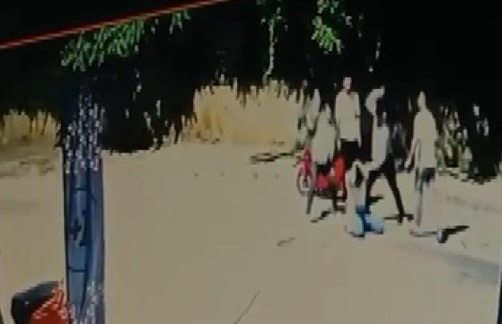 Erzincan’da 4 kişinin 1 kişiyi darp ettikleri anlar güvenlik kamerasına yansıdı