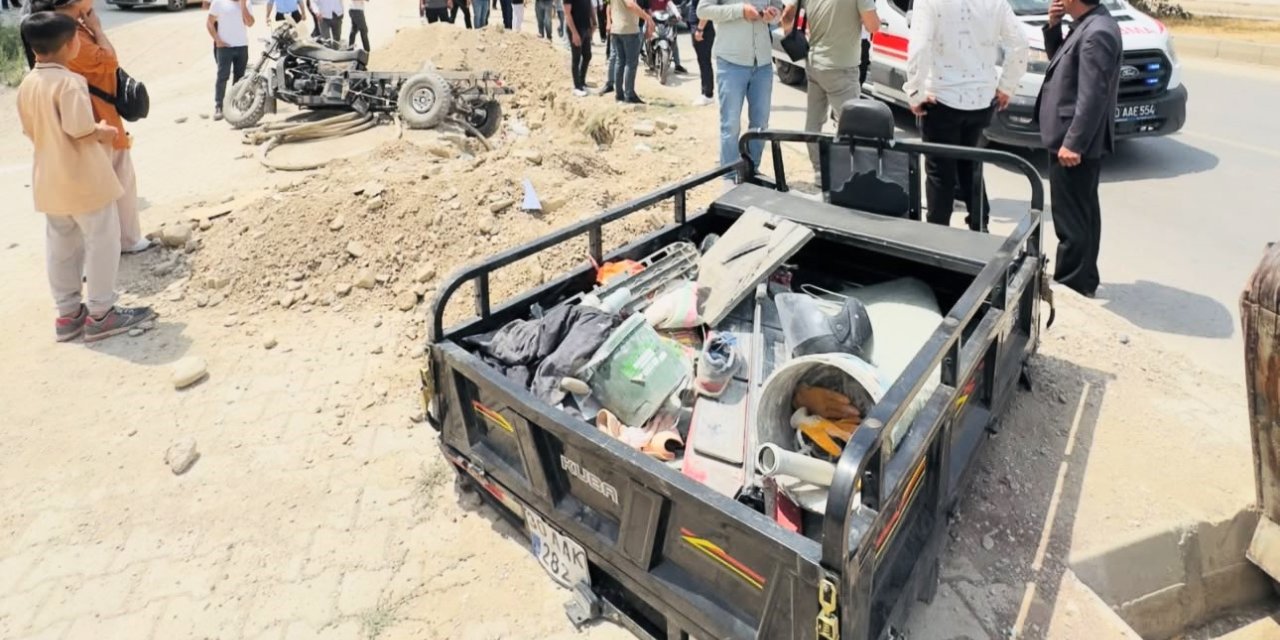 Kamyonetin çarptığı yük motosikleti ikiye ayrıldı: 1 yaralı