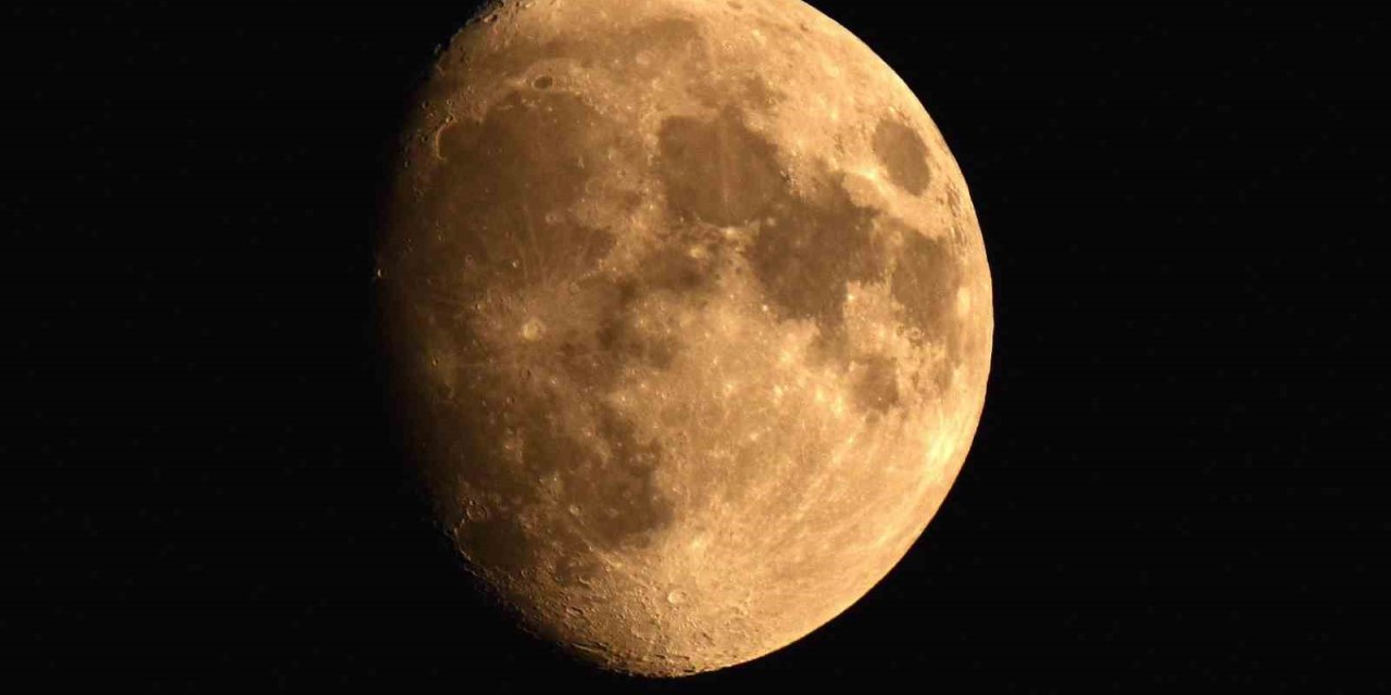 Ahlat semalarında kartpostallık "Şişkin Ay" manzarası