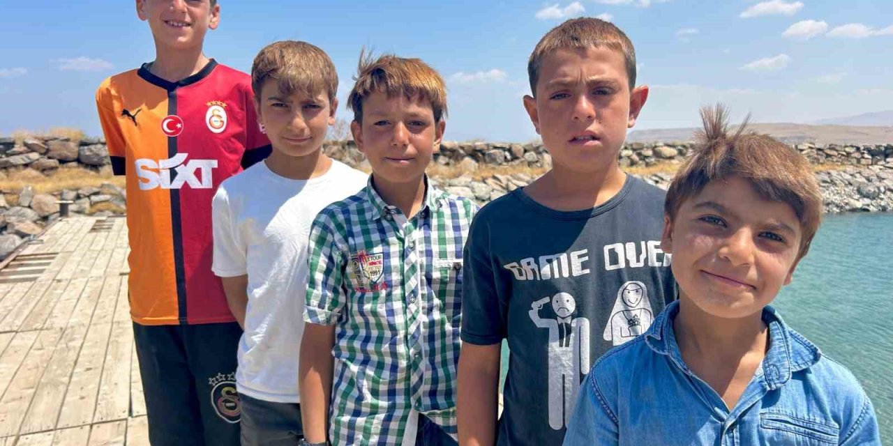 Sodalı Van Gölü çocukların saçlarını sarıya boyuyor
