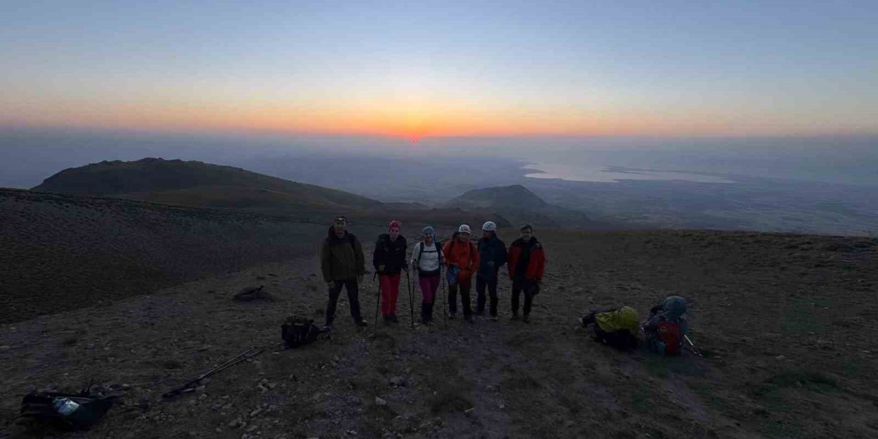 Dağcılardan Süphan Dağı’na yoğun ilgi