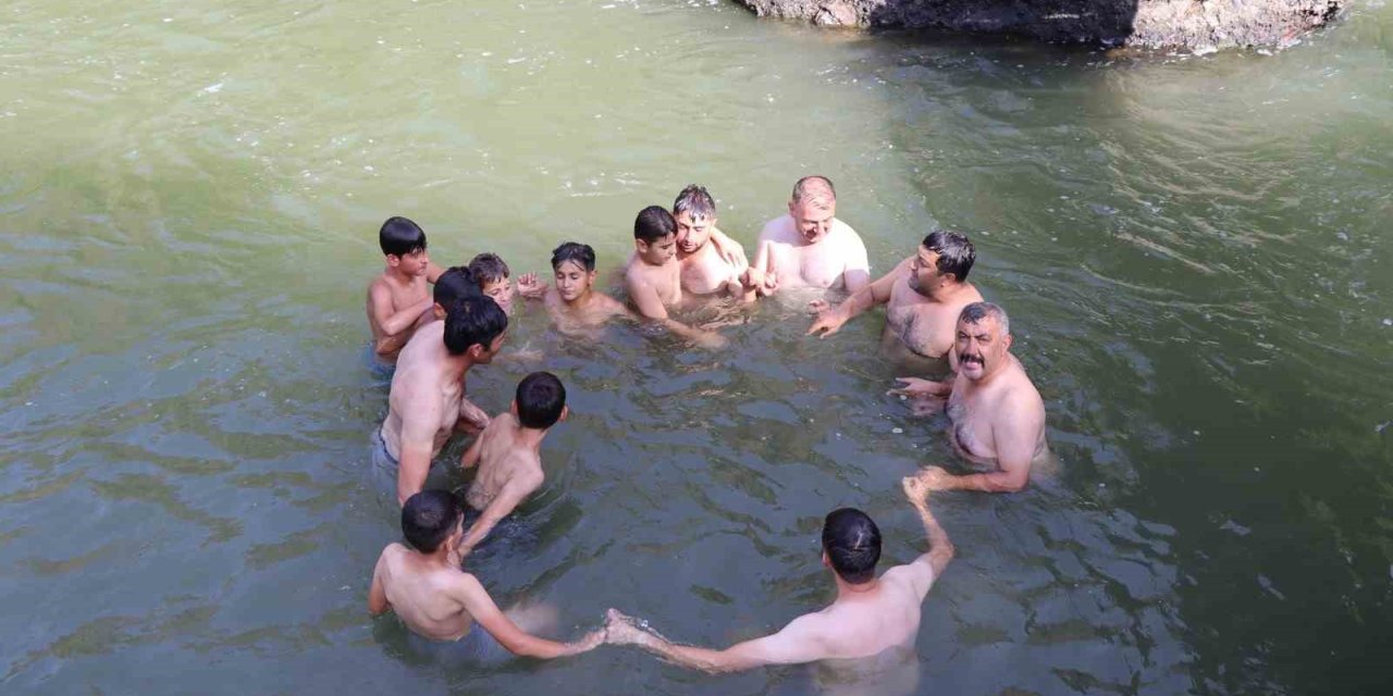 Hem serinliyor hem de eğleniyorlar