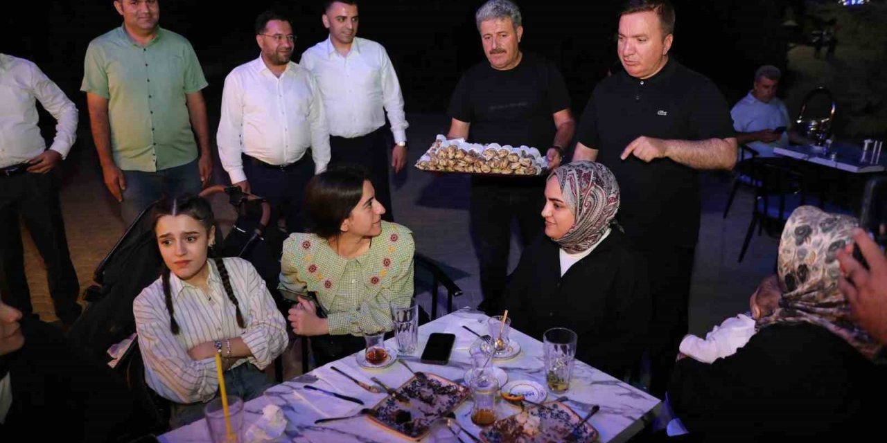 Pekmezli yufka, Ergan Dağı Kayak Merkezi’nde bulunan vatandaşlara ikram edildi