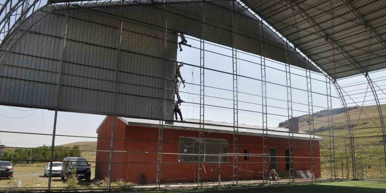 Akyaka Kapalı Halı Sahası yenileniyor