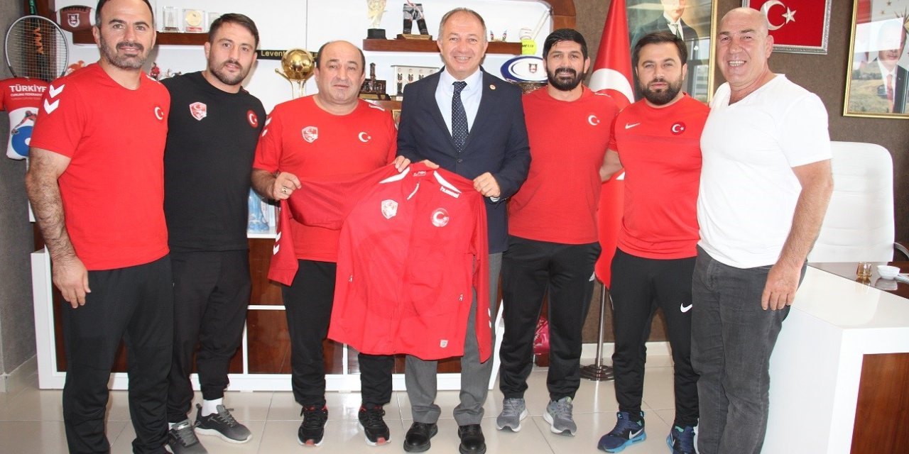 Çakmur’a Ay-Yıldızlı forma