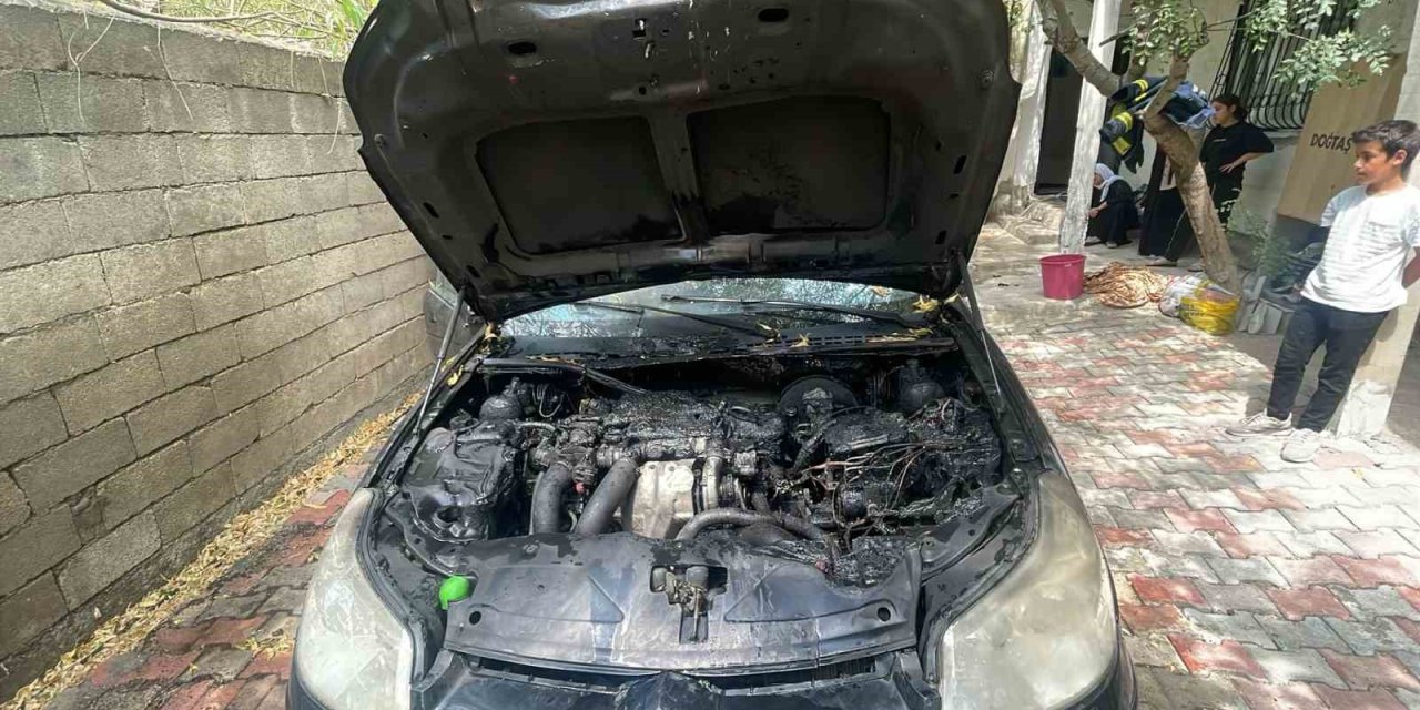 Park halindeki otomobil yandı