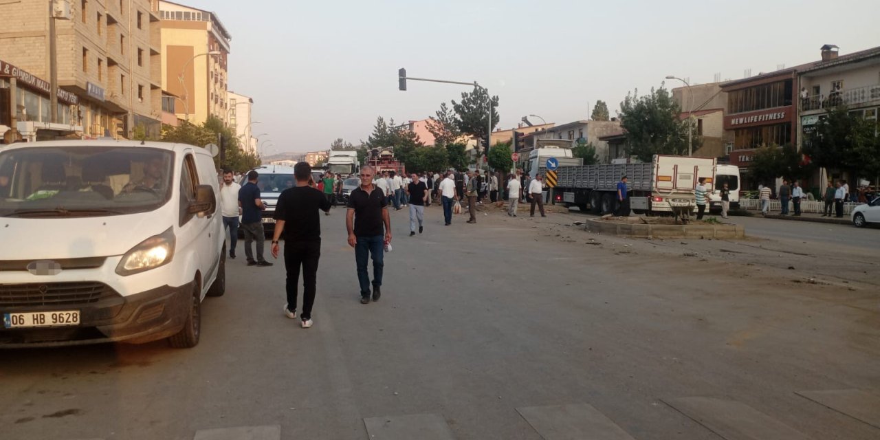 Bitlis’te freni boşalan tır, 8 aracı kullanılmaz hale getirdi