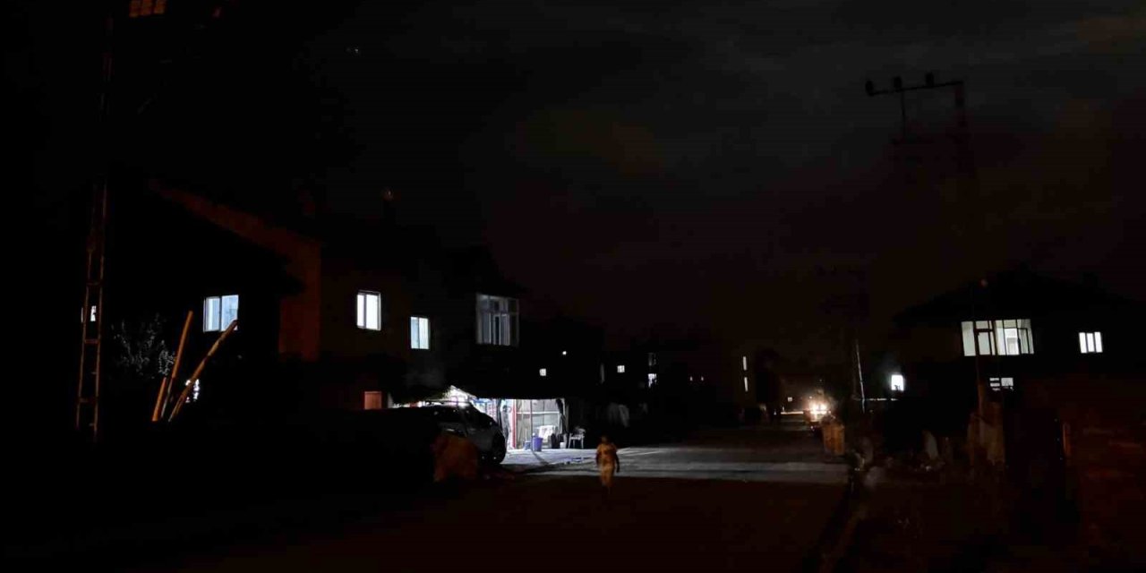 Yüksekova’da karanlık sokak tepkilere neden oldu