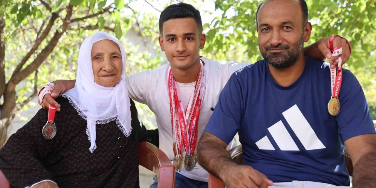 Depremzede genç, bilek güreşinde Türkiye şampiyonu oldu