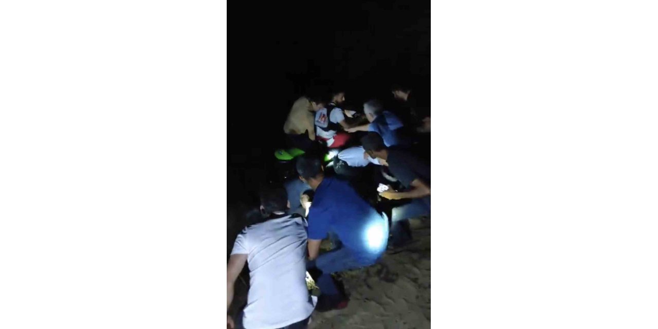 Nehirde mahsur kalan 5 kişi kurtarıldı