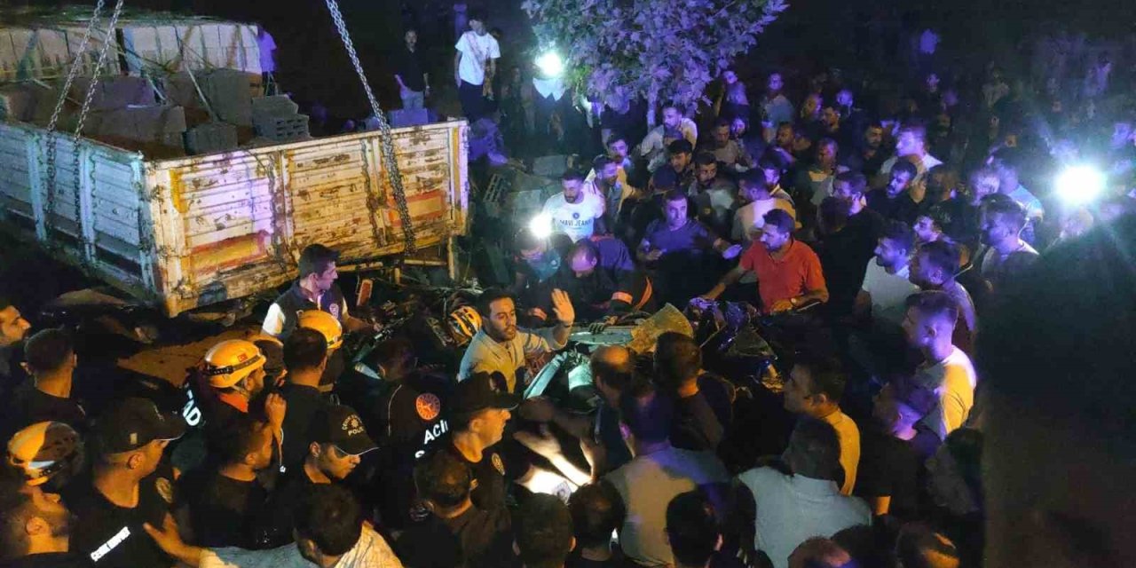 Otomobil park halindeki briket yüklü tıra çarptı: 2 ölü