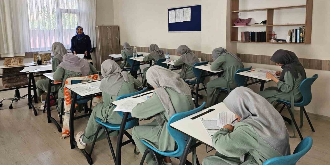 Erzincan’da Kur’an Kursu öğrencilerine yönelik dini bilgiler ve tecvid sınavı yapıldı