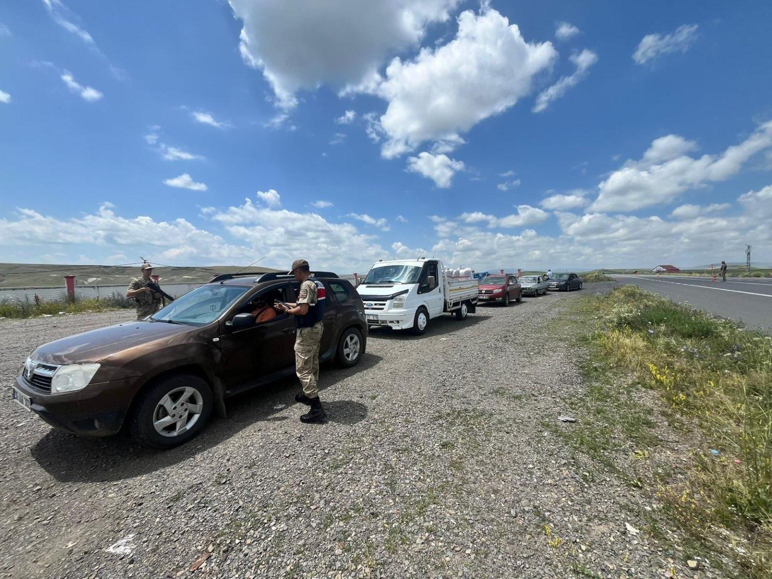 Kars’ta Düzensiz Göçle Mücadeleye Yönelik Huzur ve Güven Uygulaması gerçekleştirildi