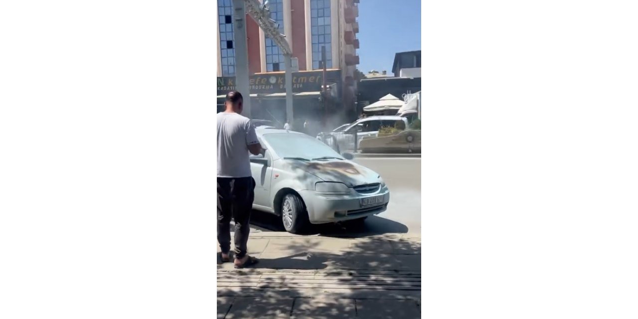 Motor kısmı alev alan otomobil, vatandaşların hızlı müdahalesi ile söndürüldü