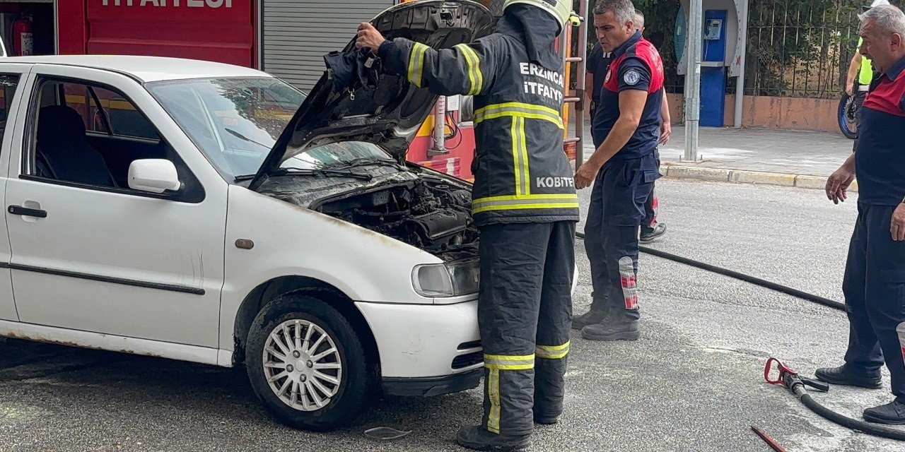 Erzincan’da seyir halindeki araç yandı