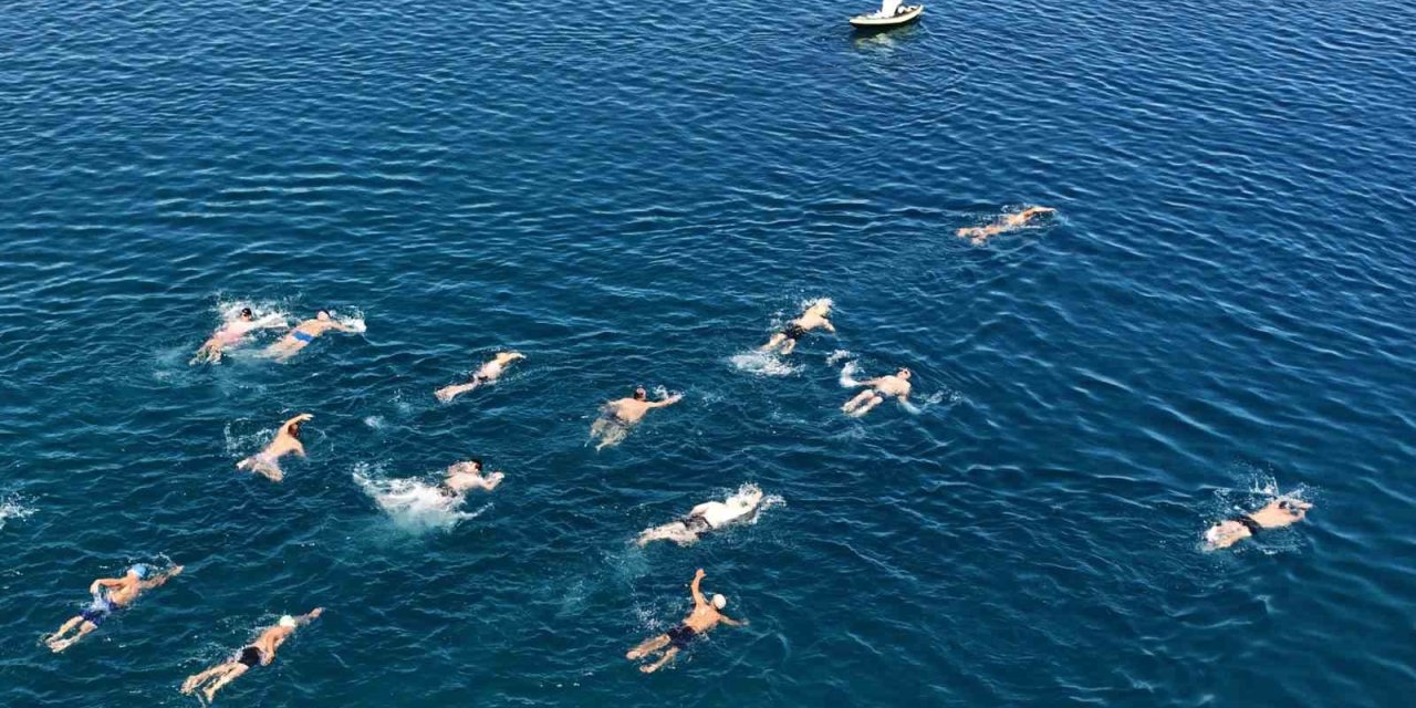 Merhum Vali Erol Karaömeroğlu anısına Van Gölü’nde yüzme maratonu