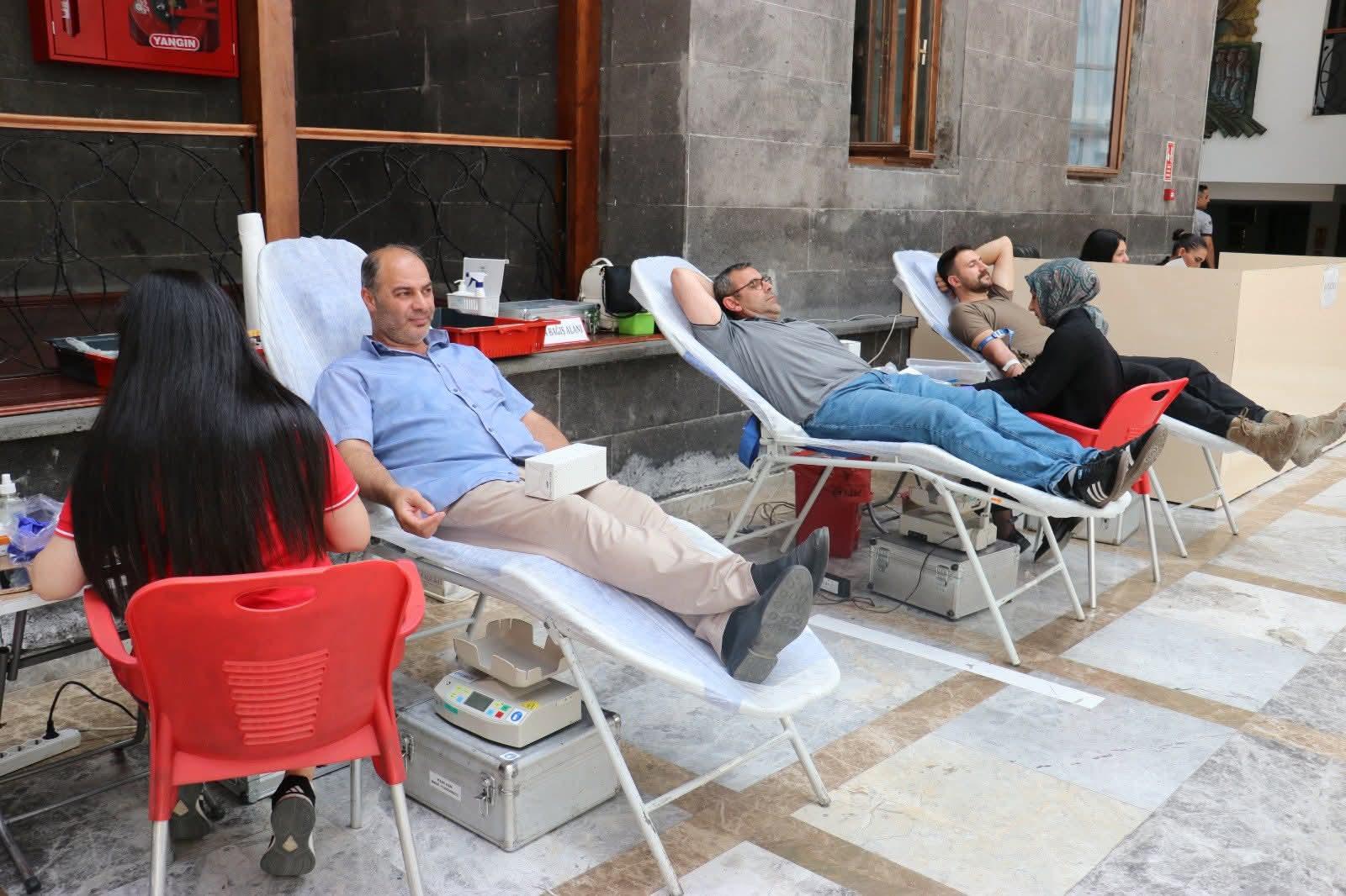 Kars Belediyesi personeli kan bağışında bulundu