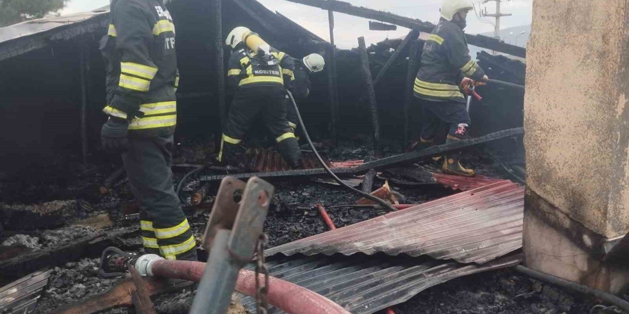 Erzincan’da iki katlı evin çatısı yandı