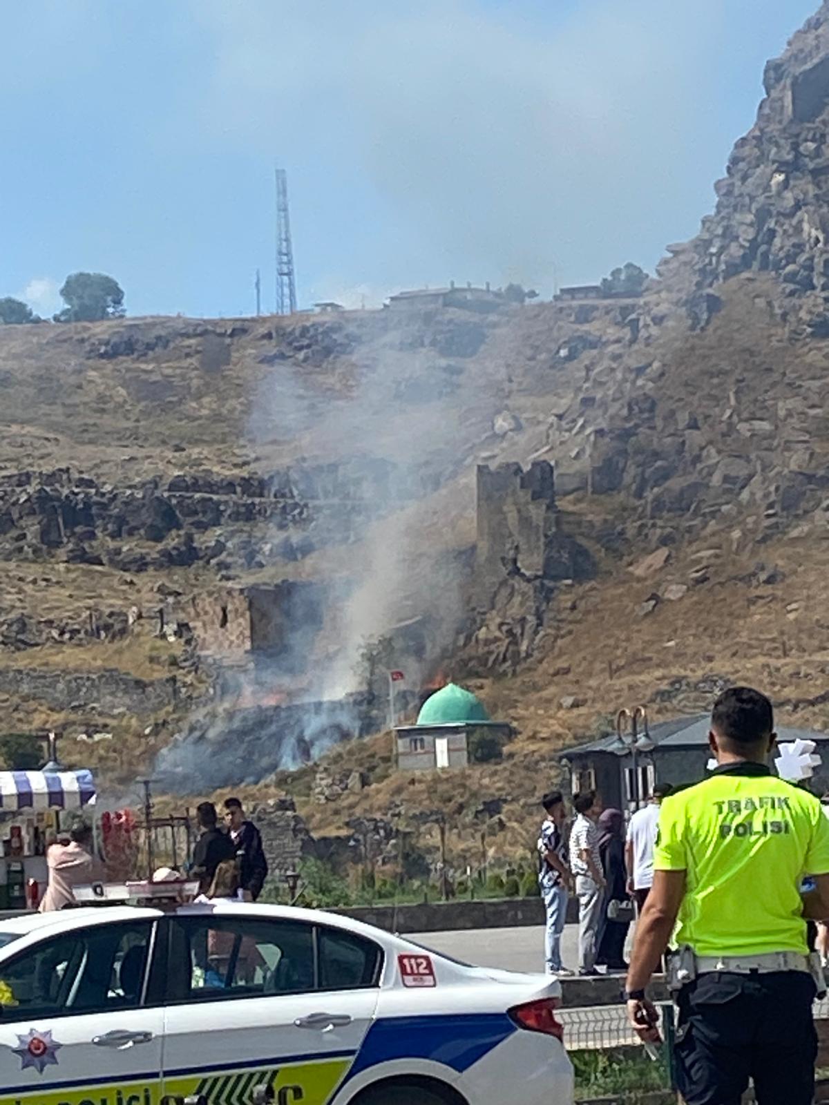Kars Kalesi eteklerinde yangın