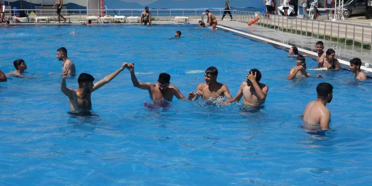 Malatya’da sıcak havalardan bunalan vatandaşlar havuzlara akın etti