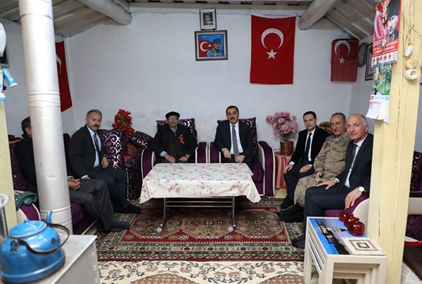 Vali Türker Öksüz, Arpaçay’da Şehit ailelerini ziyaret etti