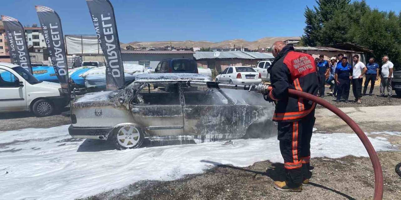 Park halindeki otomobil alev alev yandı